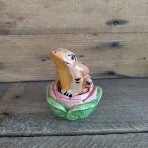 Vintage Handpainted Ceramic Frog on a Lily Pad Salt & Pepper Shakers Japan - Picture 1 of 11